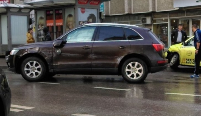 Deputat PSD, accident în fața sediului SRI din Iași. Bărbatul se urcase băut la volan - depiasiaccsri71571900-1489923326.jpg