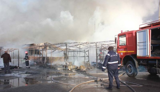 Incendiu devastator - complexul Histria, mistuit din temelii - Galerie Foto - depozitdinctadistrusdeunincendiu-1387476605.jpg