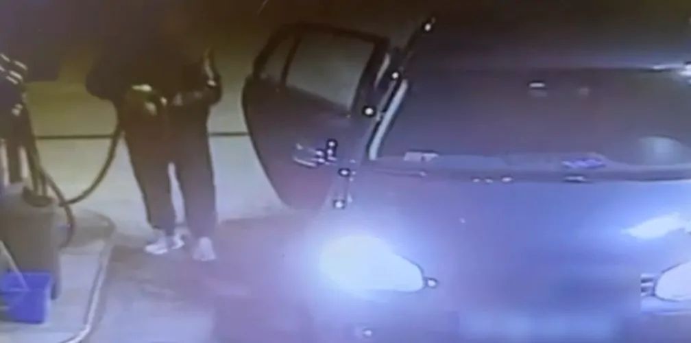 Un bărbat a încercat să își dea foc la mașină într-o benzinărie. 
