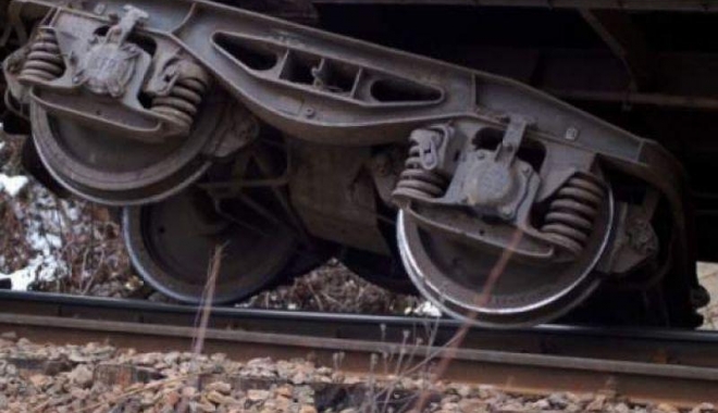 Locomotiva unui tren cu 60 de pasageri a deraiat. Traficul feroviar, oprit - deraiat-1483170478.jpg