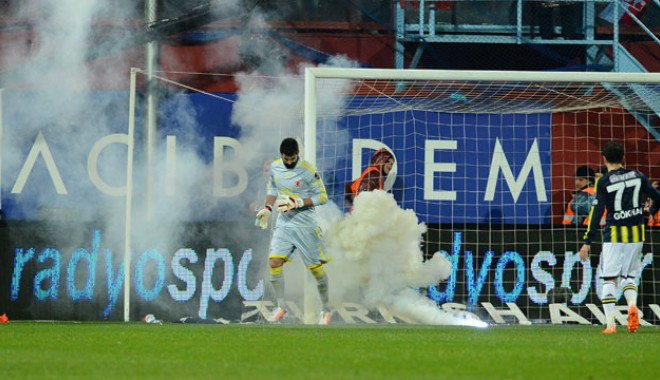 Derby întrerupt din cauza obiectelor aruncate de suporteri - derby-1394528221.jpg