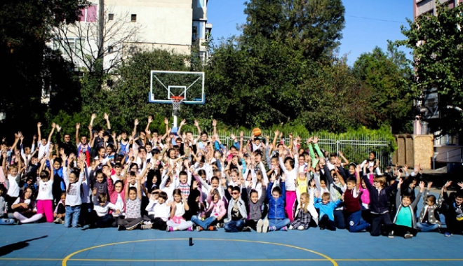 Deschideți porțile către sport! Baschetul a cucerit Școala nr. 12 - deschide-1475685508.jpg