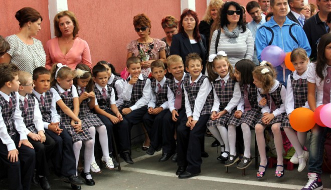 Învățământul gratuit, coșmarul părinților - deschidereanscolar2012navodari17-1348082502.jpg