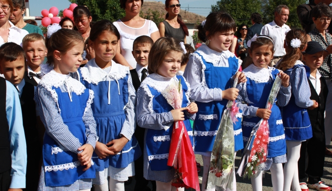E oficial! 12 septembrie prima zi de școală - deschidereanscolar2014saraiu13-1469022975.jpg