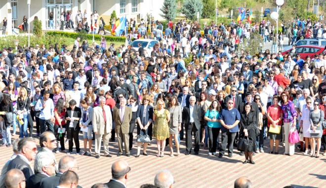 Sunt sau nu sunt facultățile constănțene fabrici de șomeri? - deschidereanuniversitar2011106-1318347612.jpg