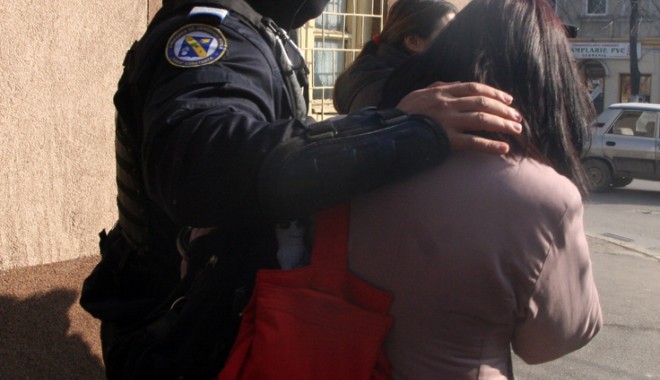 Hotelierii, transformați în turnători de proxeneți și prostituate - descinderepolitiejandarmidroguri-1327421501.jpg