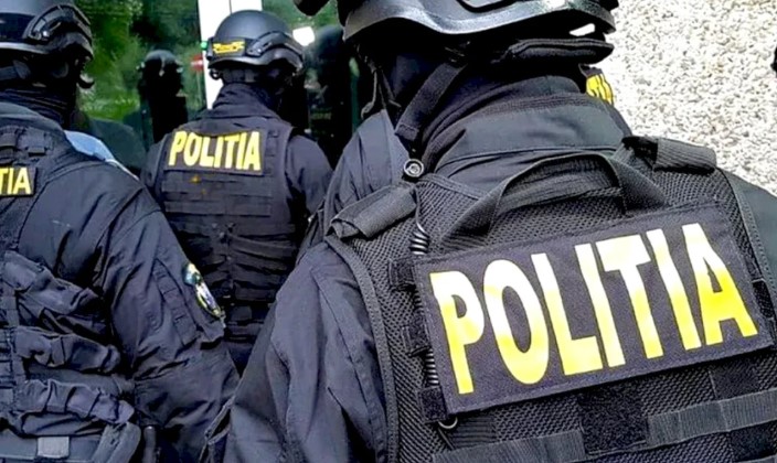 Țigări de contrabandă ascunse în pădure și în casele suspecților. O rețea cu minor implicat, destructurată de polițiști - descinderi-tigari-1778132590.webp