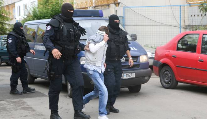 Descinderi cu mascați. Aduceau droguri pe litoral - descindericumascati-1440176818.jpg