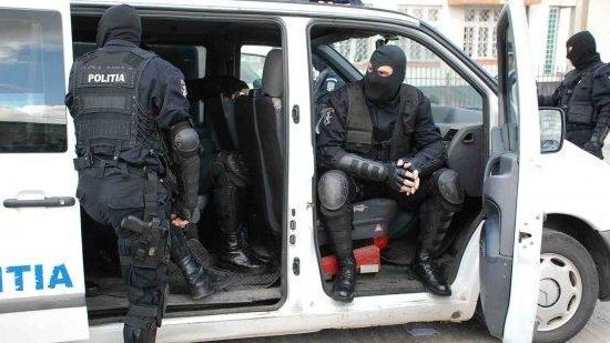 Descindere de amploare la Constanța. Polițiștii caută mai mulți traficanți de țigări - descinderimascati-1315373868.jpg