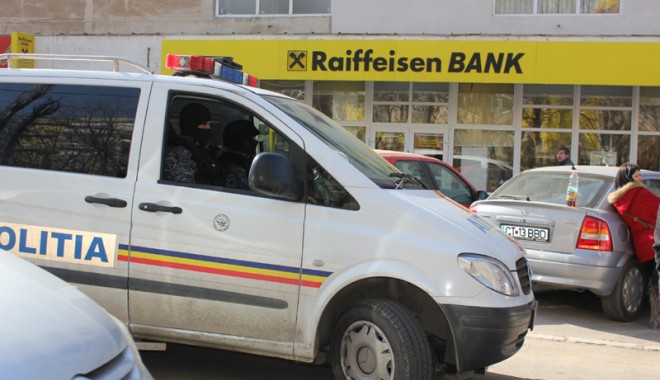 Descinderi cu mascați la agențiile Băncii Raiffeisen din Constanța - descinderiraiffeisenpolitiadias2-1331669413.jpg