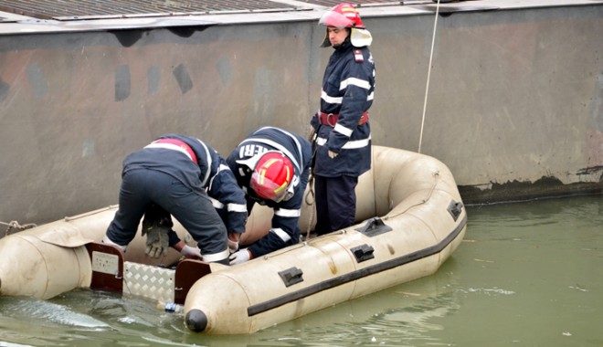 Descoperire macabră: cadavru găsit în canal, la Poarta Albă - descoperiremacabracadavru1-1398606211.jpg