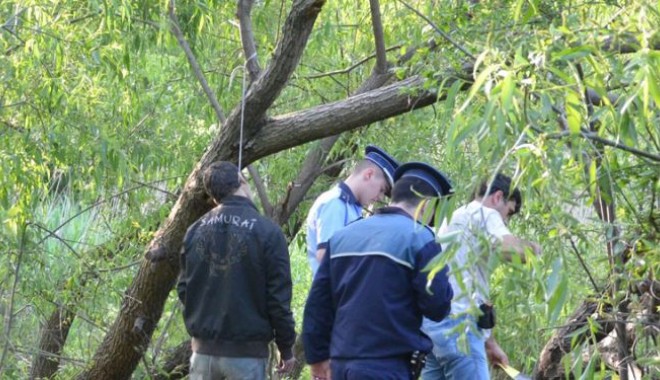 Descoperire macabră:  s-a spânzurat în parc - descoperiremacabraspanzuratinpar-1407432980.jpg