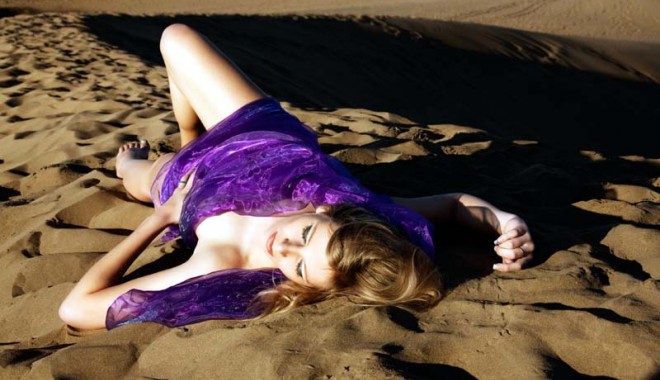 Blondele sexy din deșert și-au pierdut… cămila - desert1372848710-1372893245.jpg