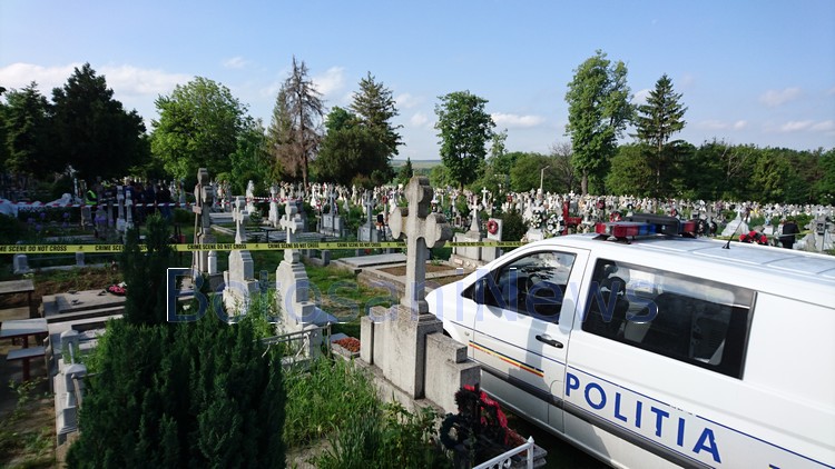 14 morminte vandalizate într-un cimitir. Poliția a deschis dosar penal