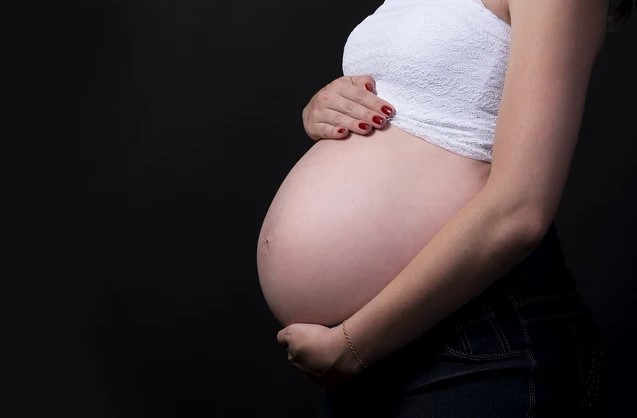 A pierdut sarcina după ce i s-a refuzat munca de acasă. Despăgubiri record pentru angajată - despagubiri-gravida-1774338970.webp