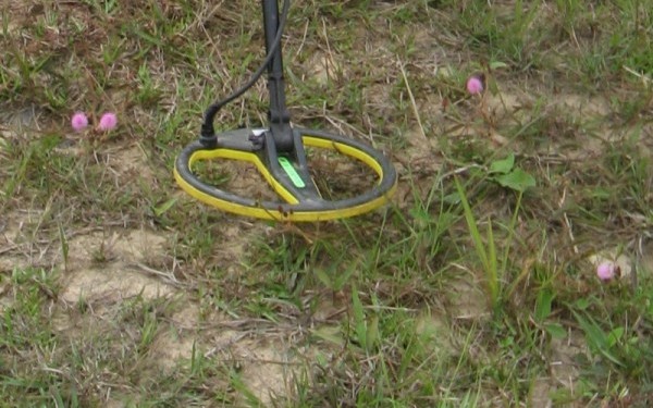 Căutau deșeuri cu un dispozitiv artizanal de detectare a metalelor - detector-1382949580.jpg