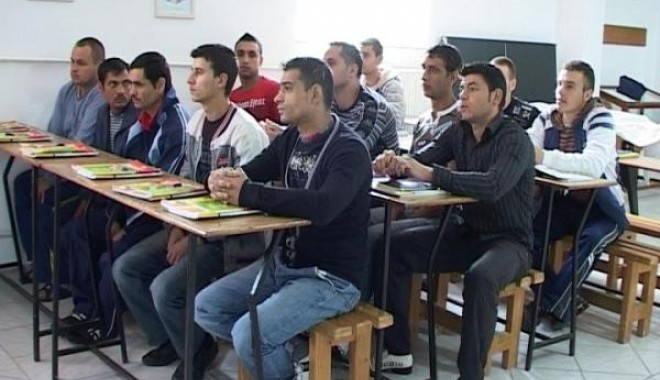 Și deținuții din Penitenciarul Poarta Albă merg la școală - detinutiscoala-1347786207.jpg