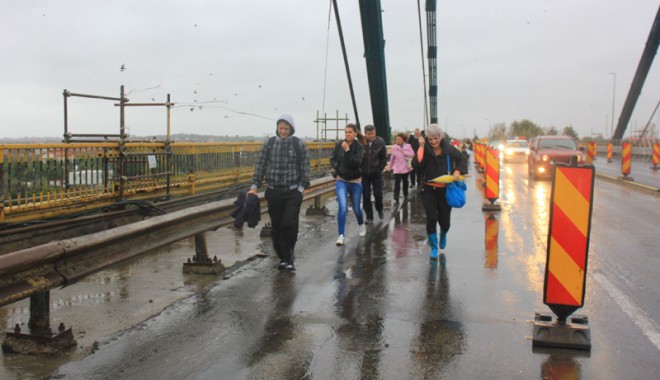 De vineri s-ar putea relua traficul pentru microbuze, pe podul Agigea - devineripod1-1387300366.jpg
