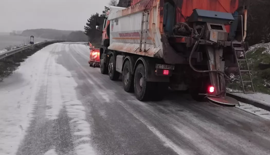 Utilaje și oameni pe teren. DJCT asigură circulația rutieră normală