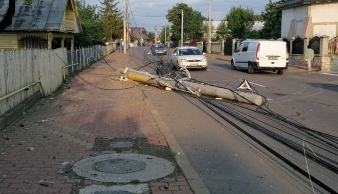 Un șofer beat a lăsat localnicii fără curent, după ce a pus la pământ doi stâlpi de electricitate - dezastrupeostradadintargun2ea412-1654248181.jpg