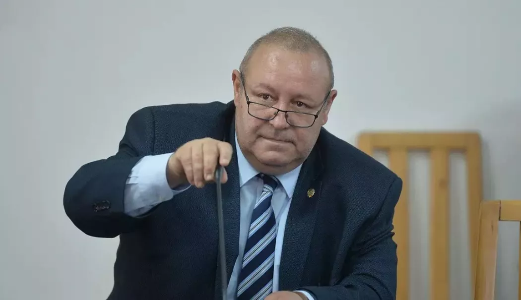 Foto - PNL ia în calcul sesizarea CCR după desemnarea lui Adrian Vește ca premier. „Nicușor Dan a încălcat Constituția”