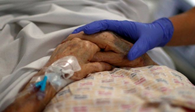 Premieră la Galați. O pacientă care suferă de 14 ani de diabet a primit o pompă cu insulină