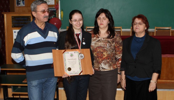 Eleva Diana Catană, răsplătită cu o bursă în Canada - dianacatana-1355414188.jpg