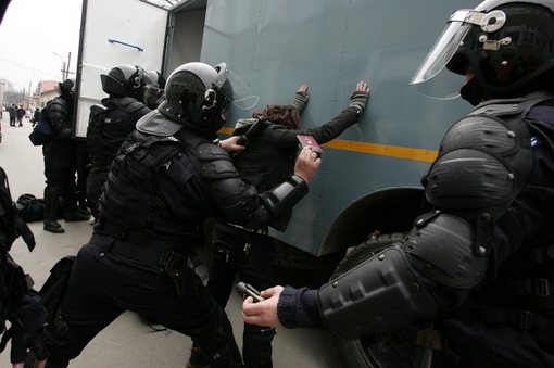 Percheziții la contrabandiști cu alcool. Prejudiciul este de opt milioane de euro - diicot-1362729225.jpg