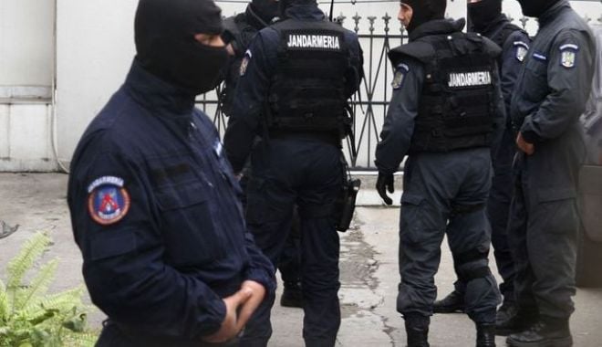 Două kilograme de heroină găsite de procurori îngropate la rădăcina unui copac; patru persoane reţinute