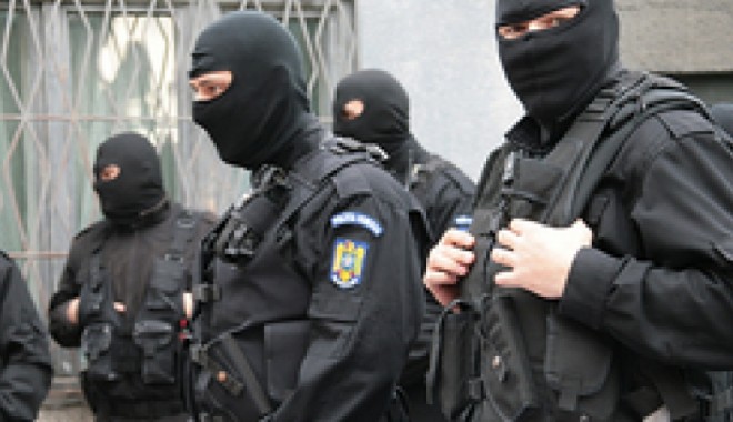 Descinderi cu mascați la o rețea de proxeneți. Vezi grozăviile găsite de polițiști!  | VIDEO - diicot527933200-1344535230.jpg