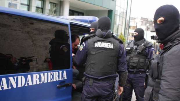 Prinși de polițiști în timp ce încercau să vândă hașiș, pentru 5500 euro - diicot7726960038719400-1551271536.jpg