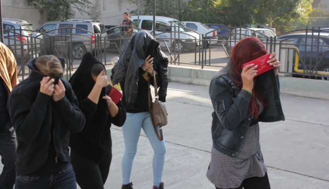 Fetița de 13 ani racolată pentru prostituție de învățătoarea-proxenet, în atenția Protecției Copilului - diicotmascatiproxeneti5113510753-1351257226.jpg