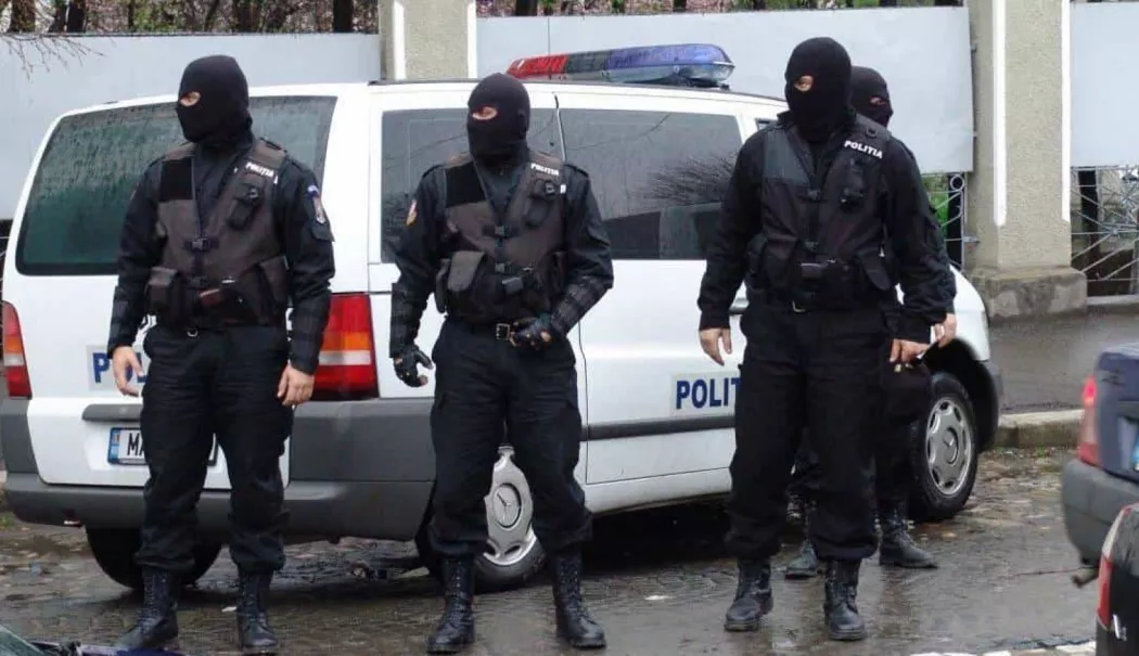 Trei români acuzați oficial de falsificare de monede și distribuirea de valori străine false - diicotmin1838x966-1774427392.webp