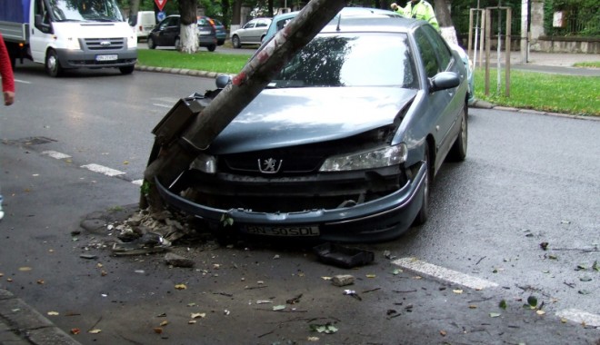 Din cauza vitezei,  a intrat cu mașina direct în stâlp - dincauzavitezeiaintratcumasinain-1389793229.jpg
