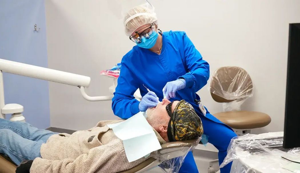Statul în curent poate să amplifice o durere sau o boală dentară deja existentă - dinti-3-1744284620.jpg