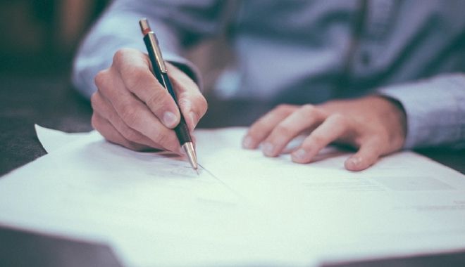 Dosar penal după ce o femeie a cerut traducerea legalizarea unei diplome și adeverințe de la Colegiul Medicilor, care par false - diplomafalsagalatiancheta-1550134130.jpg