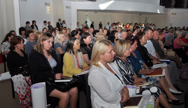 Soartă cruntă pentru directorii din școlile constănțene - directori-1323278357.jpg