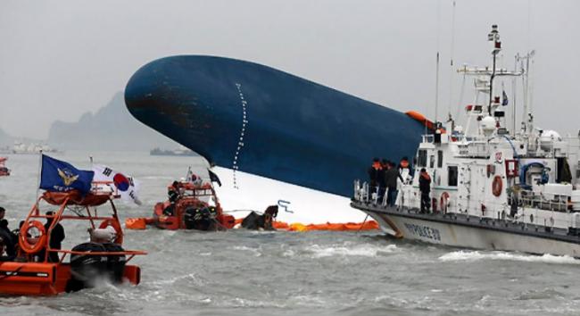 Scafandrii au scos 16 corpuri din epava de la SEWOL - directorulliceuluiundestudiauele-1397986291.jpg