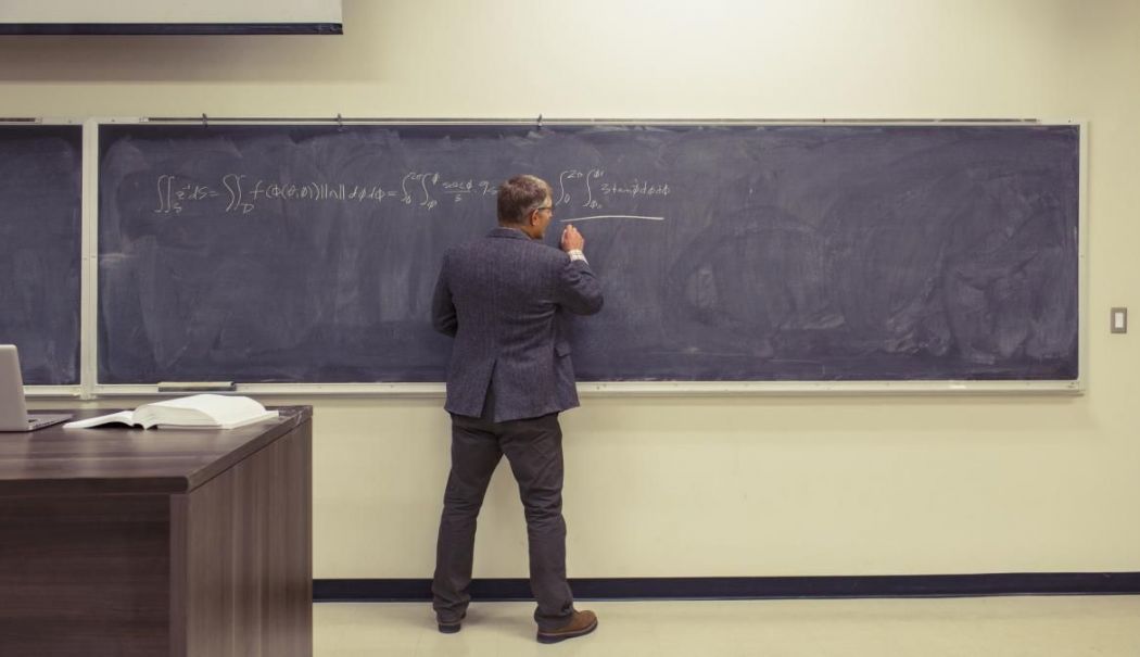 Un profesor este cercetat penal după ce a violat o elevă din clasa la care era diriginte - diriginte-1748624473.jpg