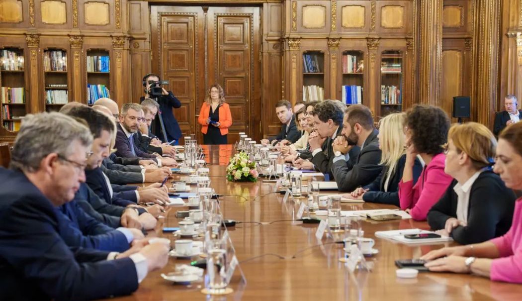 Primele tăieri gândite la Cotroceni: voucherele de vacanță, indemnizația de hrană și sporul de antenă - discutii-1748939951.jpg