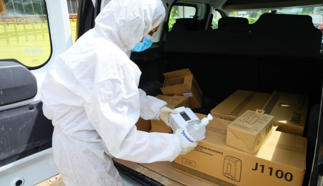 Dispensere și covorașe cu dezinfectant, distribuite la blocurile din cartiere - dispenseresicovorase-1588612261.jpg