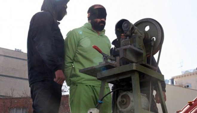Dispozitivul terifiant folosit în Iran pentru tăierea degetelor hoților - dispozitiv-1359616925.jpg