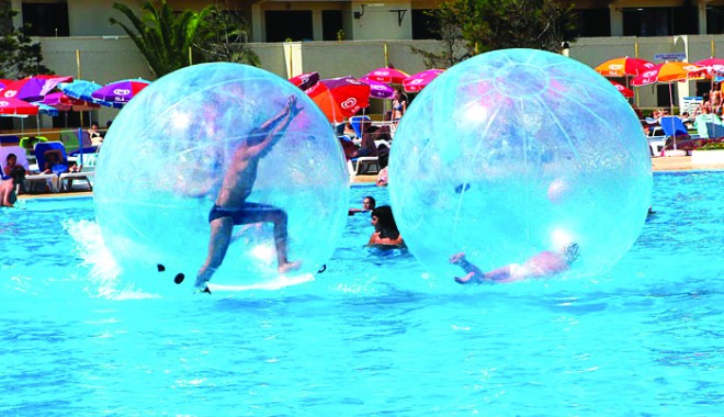 Distracție pe apă cu Water Walking Ball Aqua Zorbing - distractie-1407053160.jpg