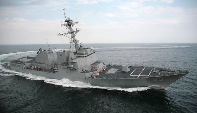 Distrugătorul american USS Farragut monitorizează situația navei 
