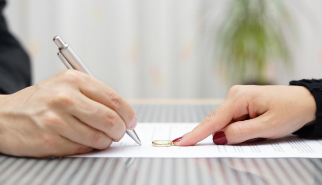 Cum divorțezi dacă unul dintre soți este plecat în străinătate - divorturi-1479229747.jpg