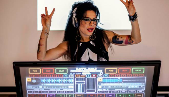 DJ Wanda, petrecere de pomină într-o biserică - djwanda-1452013596.jpg