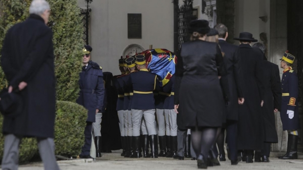DOLIU NAȚIONAL. România își ia rămas bun de la Regele Mihai I - dn34624800-1513236282.jpg
