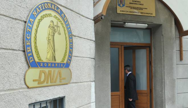 Procurorii DNA ridică documente de la Ministerul Educației - dna-1458034999.jpg