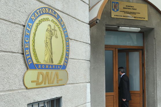 Medic prins în flagrant de DNA, în timp ce primea mită - dna-1543928895.jpg