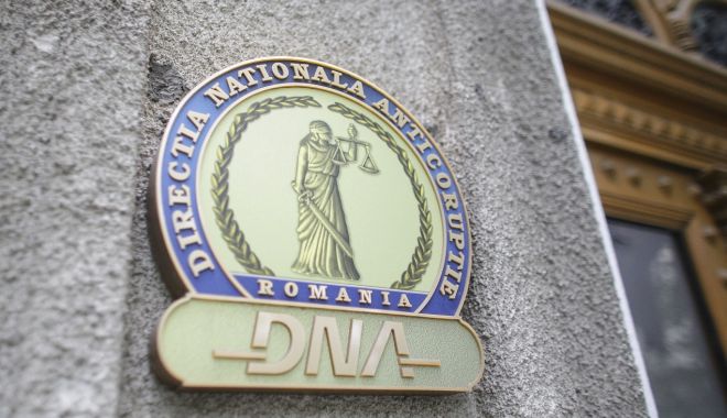 DNA - un pumn la ficat și unul la bărbie! Micii Dumnezei și marele fâs - dna-1563256241.jpg